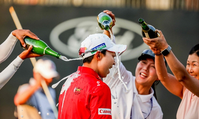 三连冠！上海海港加冕2025赛季中超冠军，摘下队史中超第四星